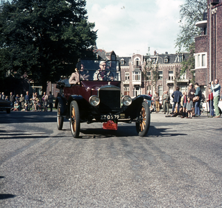 804463 Afbeelding van een old-timer tijdens een optocht van klassieke auto's op de hoek Oudwijk / Wilhelminapark te ...